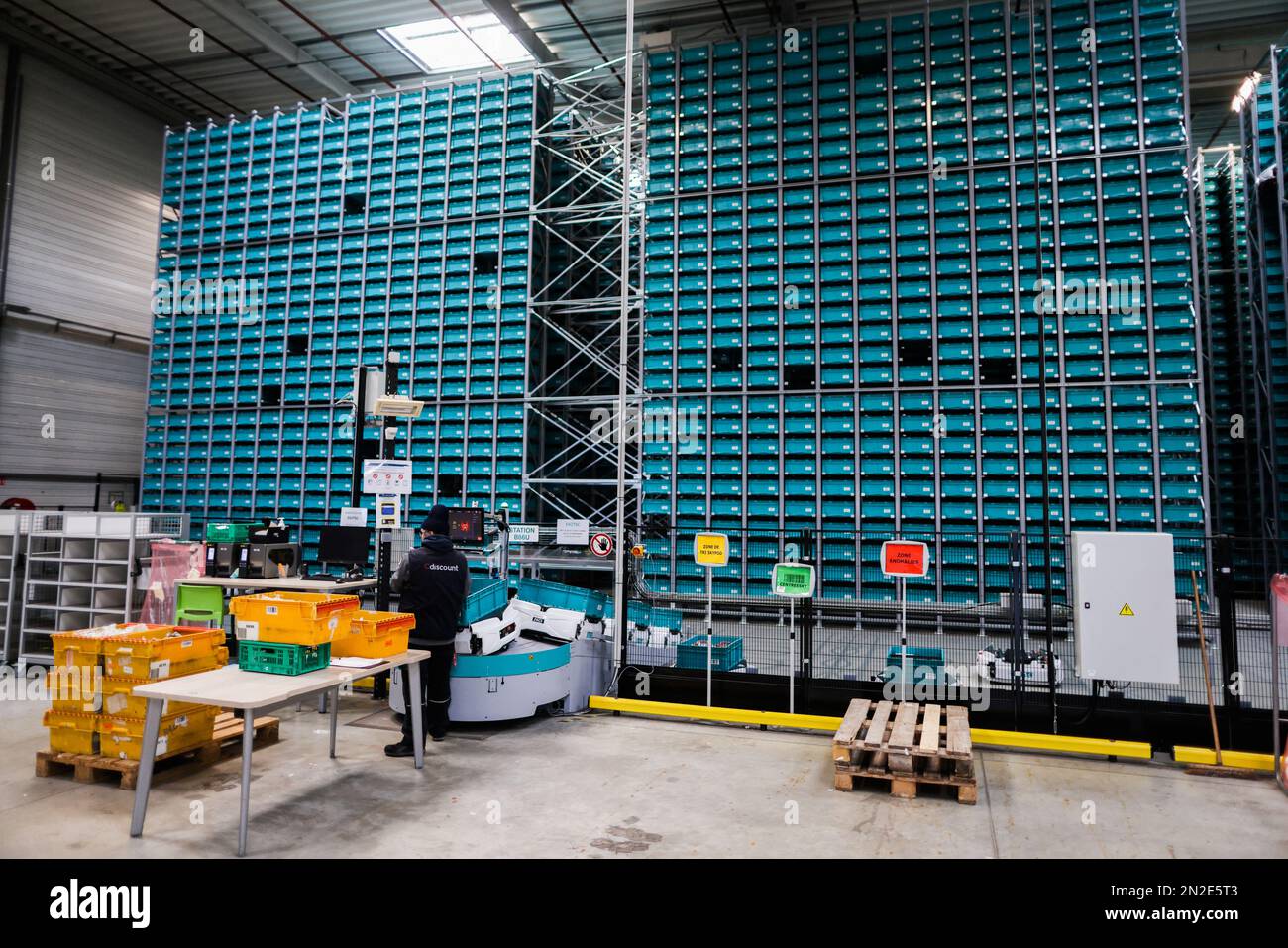 Les robots Skybod développés par Exotec préparent des colis à l'entrepôt du détaillant en ligne français CDiscount à Cestas près de la ville sud-ouest de Bordeaux, France sur 7 février 2019. Cdiscount.com est un détaillant Internet qui vend des produits et des services, allant des biens culturels, de la haute technologie, DE L'INFORMATIQUE, des appareils ménagers, des appareils personnels et de la nourriture. Créé en 1998 par les trois frères Charle, il est devenu une filiale de Casino Group depuis février 2000 qui possède aujourd'hui 99,6 pour cent du capital. Photo de Thibaud Moritz/ABACAPRESS.COM Banque D'Images