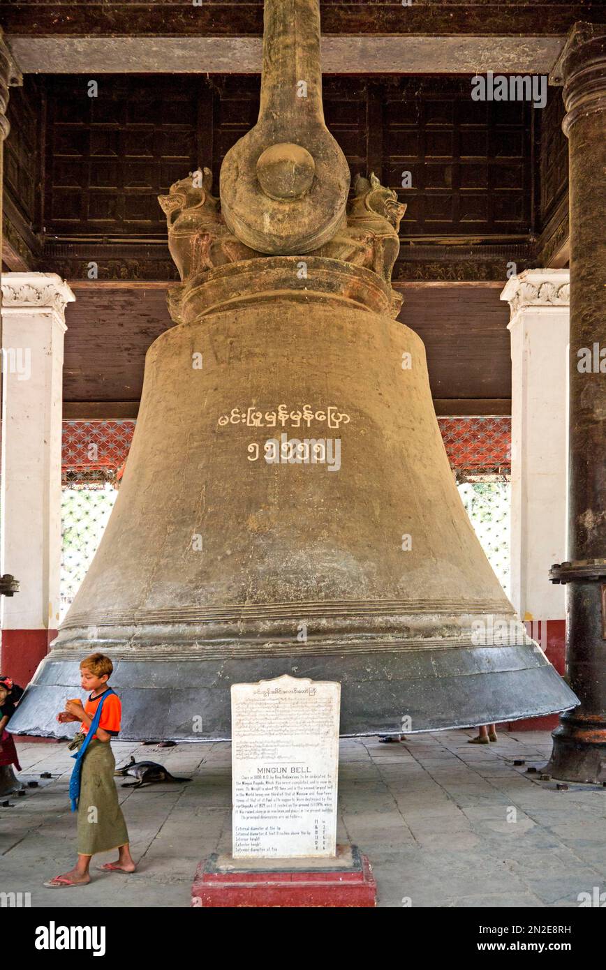 Cloche de 90 tonnes, l'une des plus grandes au monde, destinée à la Pagode Mingun, Mingun sur la rivière Irrawaddy, Myanmar, Mingun, Myanmar Banque D'Images