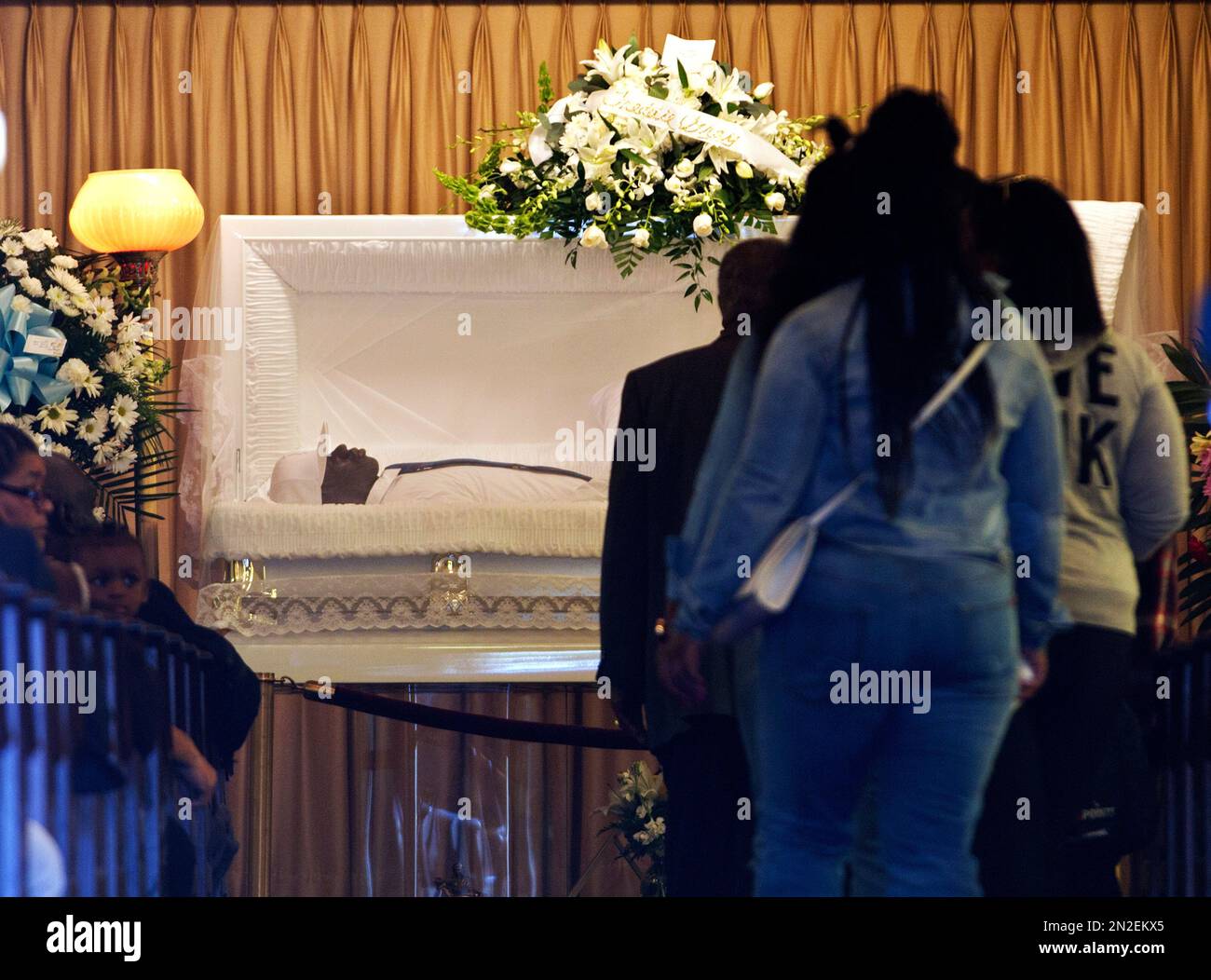 The body of Freddie Gray lies inside his casket at Vaughn Greene Funeral Home, during his wake Sunday, April 26, 2015 in Baltimore. Gray died from spinal injuries about a week after he was arrested and transported in a police van. (AP Photo/Jose Luis Magana) Banque D'Images