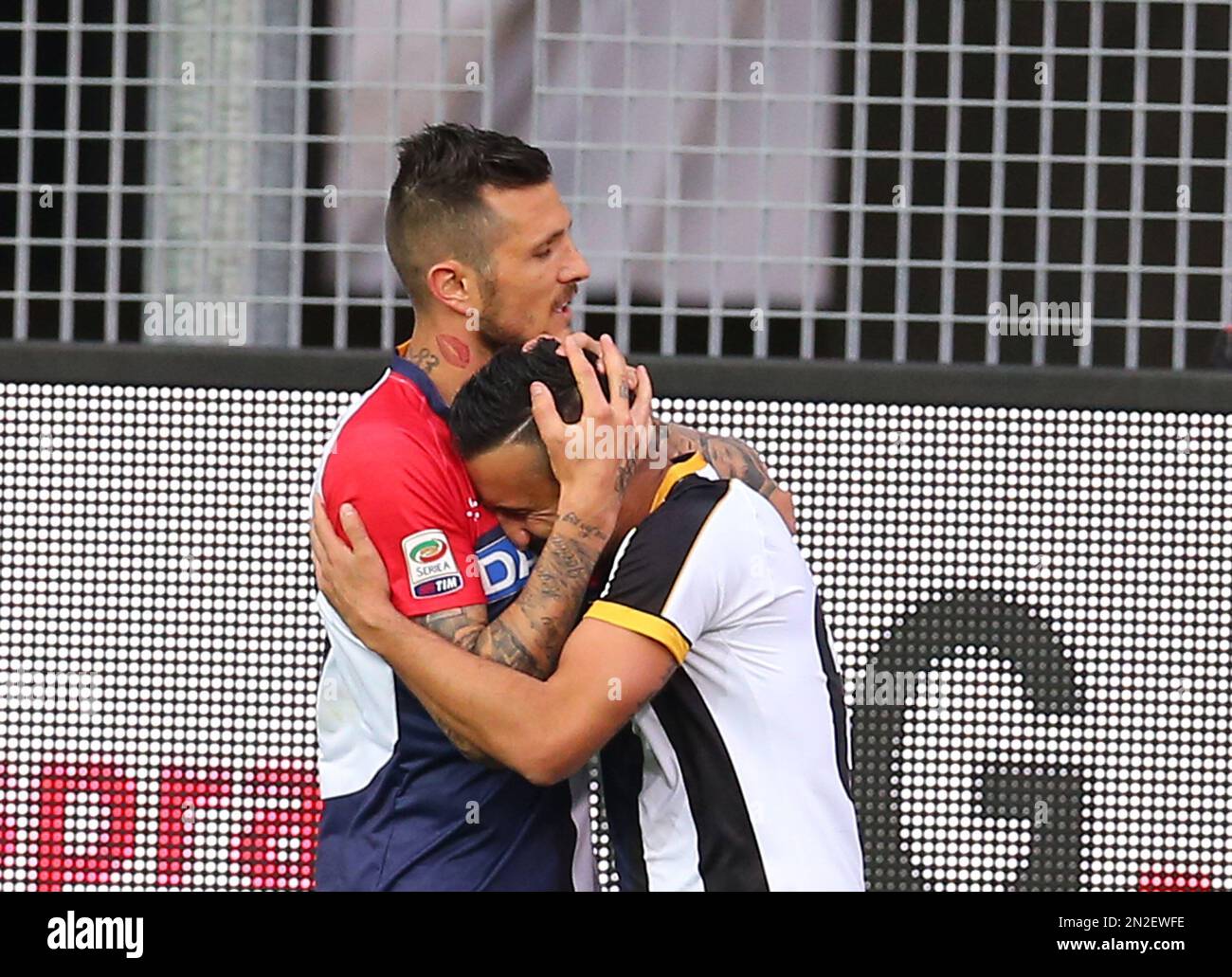 Udinese's Giampiero Pinzi, right, celebrates after scoring with his teammate Udinese's Cyril Thereau, during a Serie A soccer match between Udinese and Milan at the Friuli Stadium in Udine, Italy, Saturday, April 25, 2015. (AP Photo/Paolo Giovannini) Banque D'Images