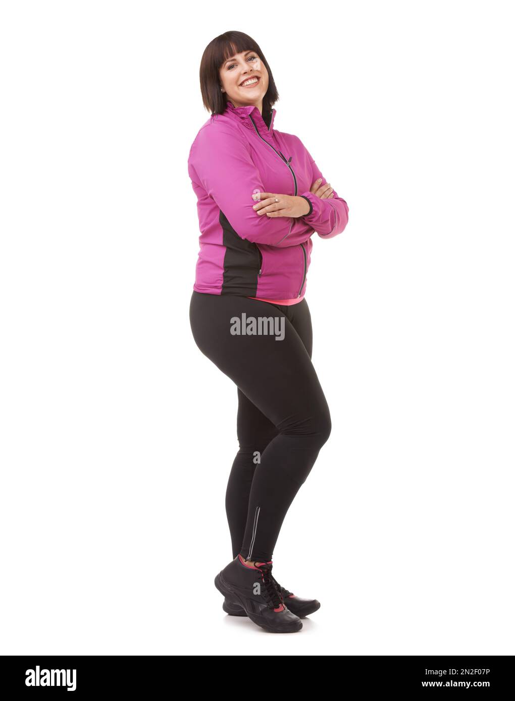 Prêt à fonctionner. Prise de vue en longueur d'un modèle de taille plus en vêtements d'exercice isolés sur du blanc. Banque D'Images