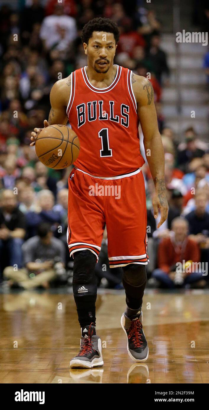 Chicago Bulls' Derrick Rose dribbles during Game 3 of the NBA basketball playoffs against the Chicago Bulls Thursday, April 23, 2015, in Milwaukee. (AP Photo/Aaron Gash) Banque D'Images