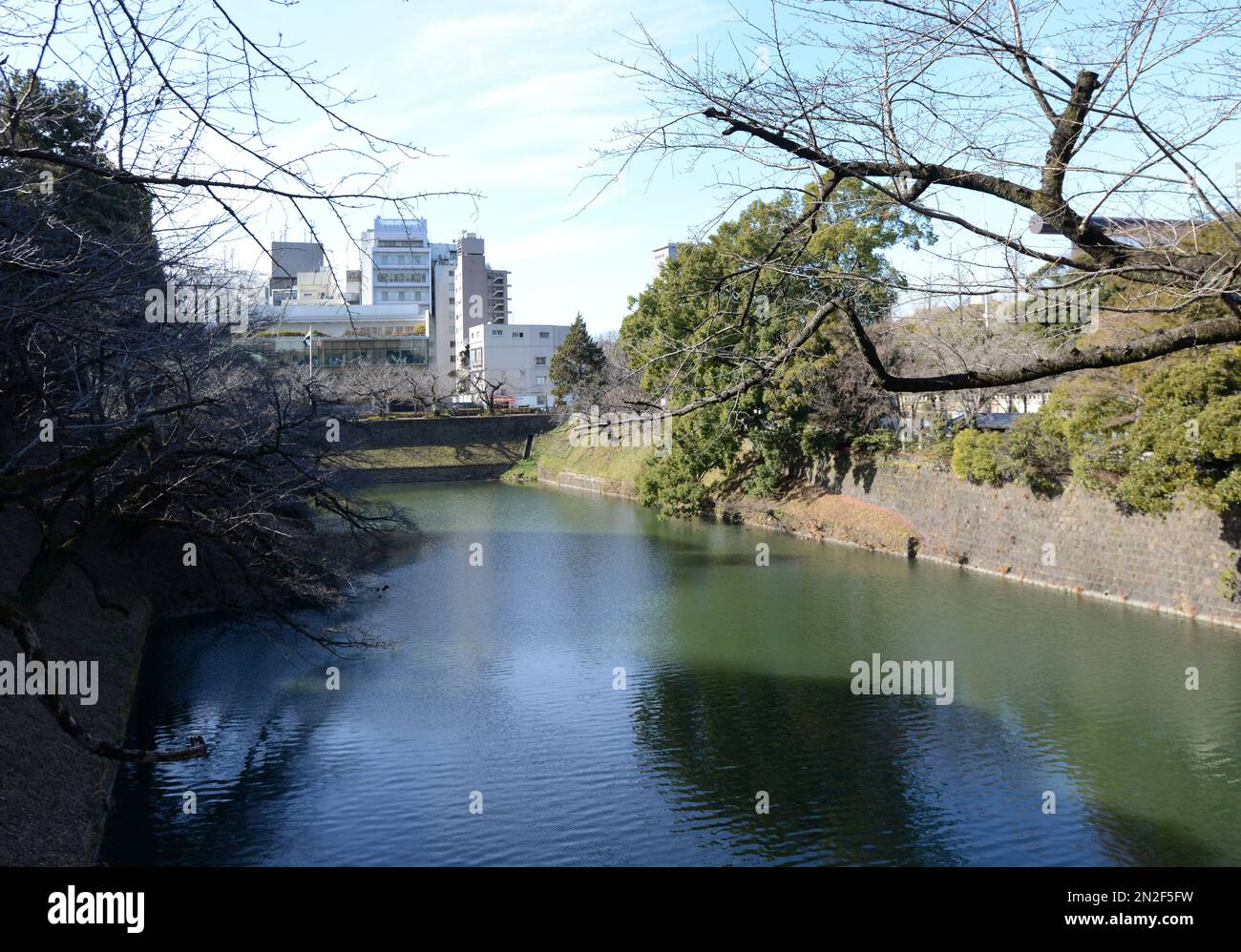 Le fossé autour du palais impérial à Chiyoda, Tokyo, Japon. Banque D'Images