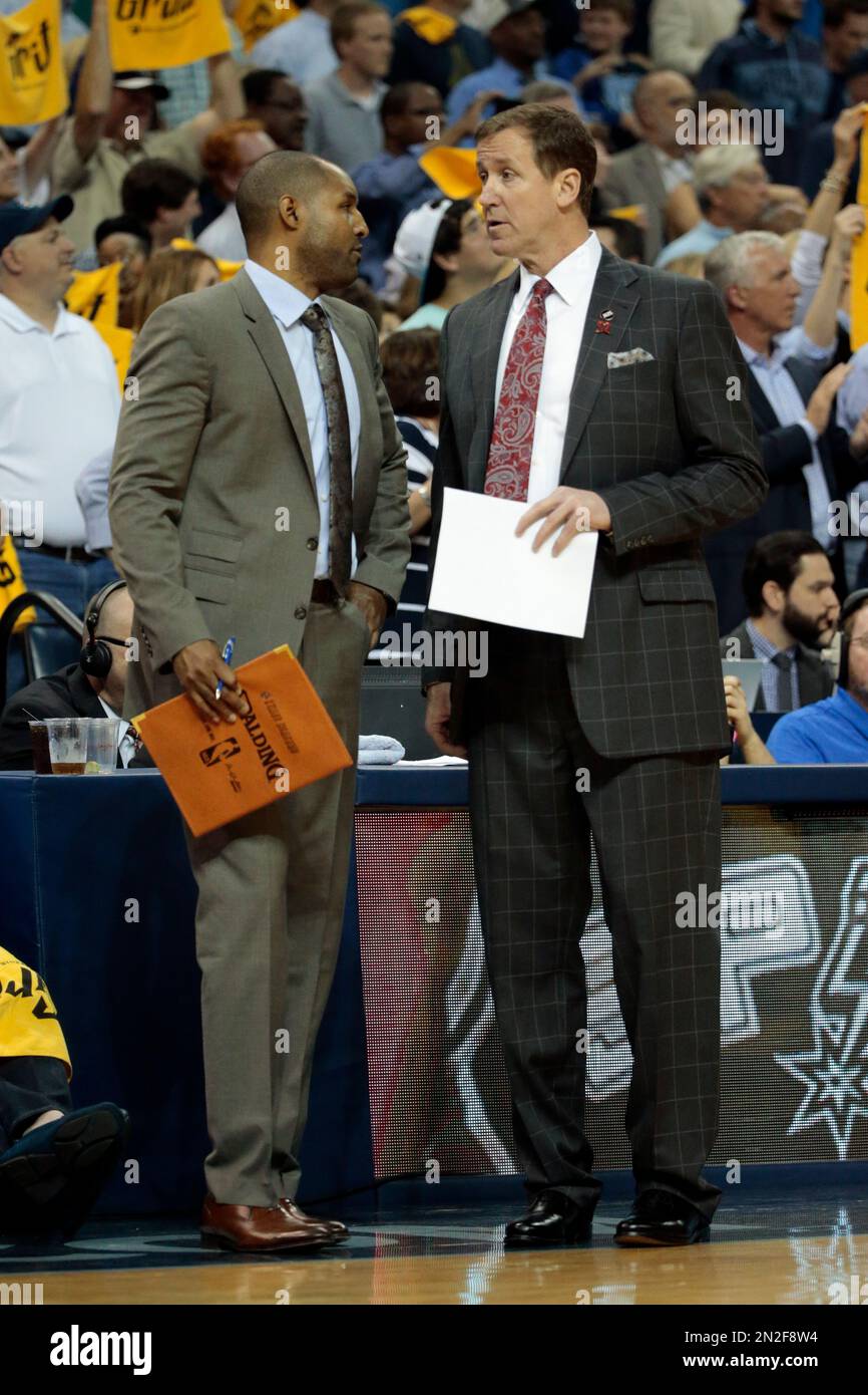 Portland Trail Blazers head coach Terry Stotts, right, talks with assistant coach David Vanterpool in the second half of Game 2 of an NBA basketball Western Conference playoff series against the Memphis Grizzlies Wednesday, April 22, 2015, in Memphis, Tenn. The Grizzlies won 97-82 and lead the series 2-0. (AP Photo/Mark Humphrey) Banque D'Images