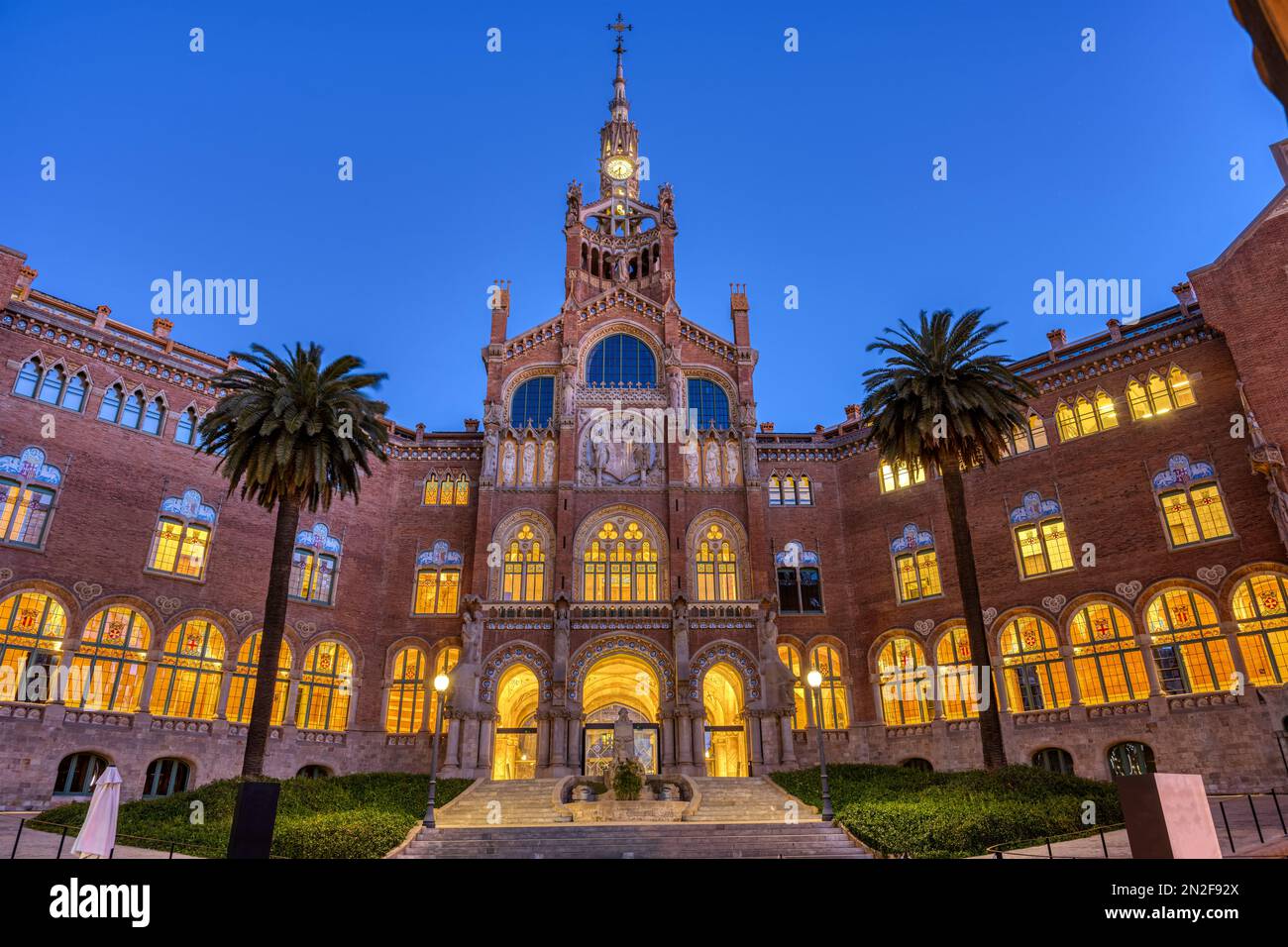 Le magnifique hôpital de la Santa Creu i Sant Pau à Barcelone à l'aube Banque D'Images