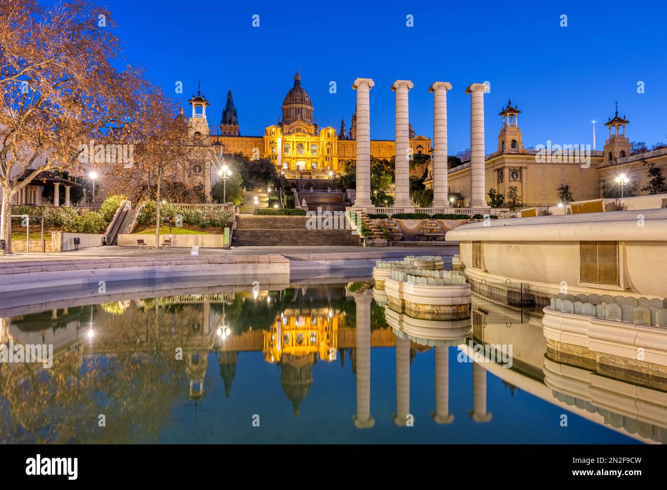 Le Palais National sur la montagne Montjuic à Barcelone au crépuscule Banque D'Images