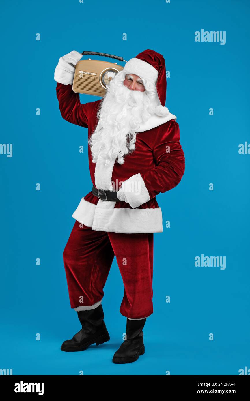 Père Noël avec radio vintage sur fond bleu. Musique de Noël Photo Stock -  Alamy