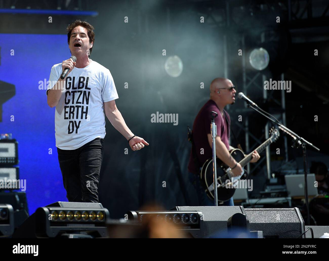 Pat Monahan, left, and Jimmy Stafford, right, of Train perform at the Global Citizen 2015 Earth Day on the National Mall, Saturday, April 18, 2015, in Washington. (Photo by Nick Wass/Invision/AP) Banque D'Images