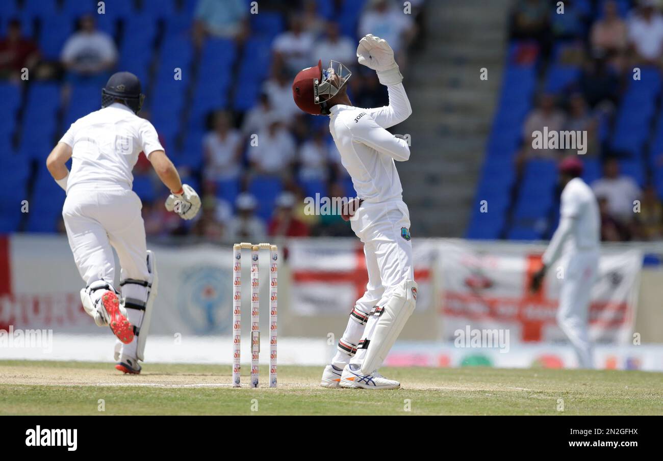 West Indies' wicketkeeper Denesh Ramdin, center right, reacts to missing a catch as England's Joe Root runs, during day four of their first cricket Test match at the Sir Vivian Richards Cricket Ground in Antigua, Antigua and Barbuda, Thursday, April 16, 2015. (AP Photo/Ricardo Mazalan) Banque D'Images