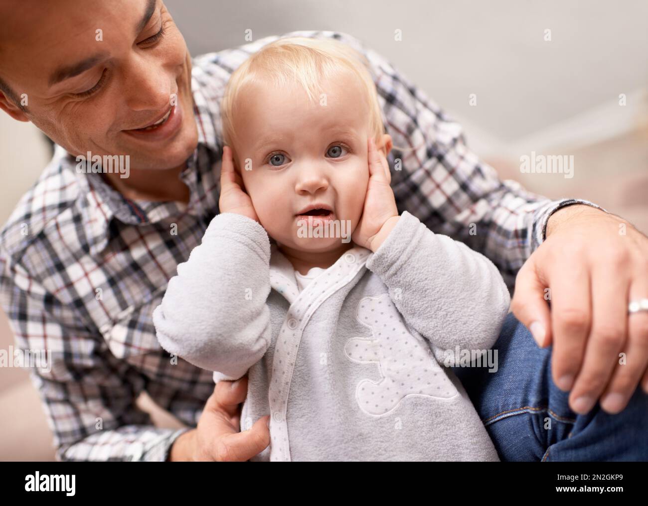 En admirant sa belle fille. Un jeune père passe du temps de qualité à