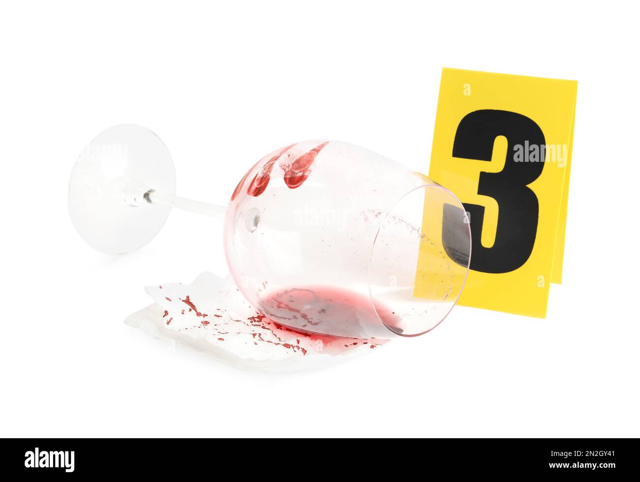 Verre à vin avec empreintes digitales, serviette et marqueur de scène de crime avec le numéro trois isolé sur blanc Banque D'Images