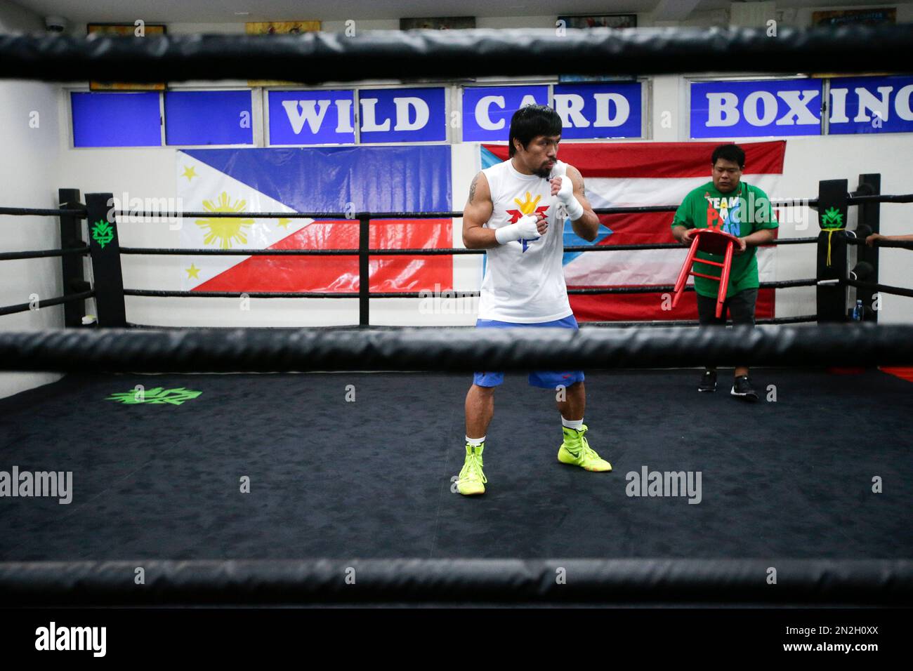 Boxer Manny Pacquiao, of the Philippines, shadow-boxes during his workout, Monday, April 13, 2015, in Los Angeles. Pacquiao will face Floyd Mayweather Jr. in a welterweight boxing match in Las Vegas on May 2. (AP Photo/Jae C. Hong) Banque D'Images