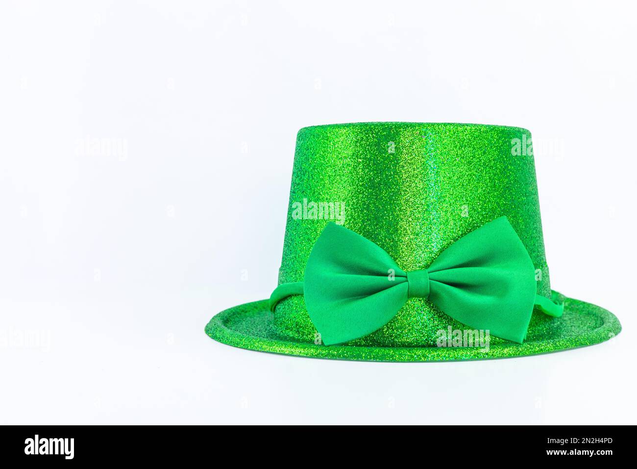 Chapeau Leprechaun vert avec paillettes et noeud isolé sur fond blanc pour Irish St. Fête de la Patrick et carnaval. Banque D'Images