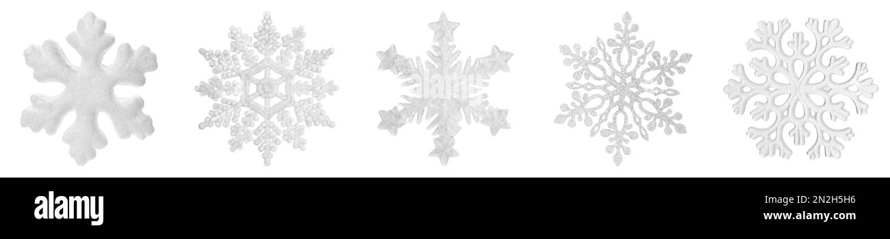 Ensemble de magnifiques flocons de neige décoratifs sur fond blanc. Bannière Banque D'Images