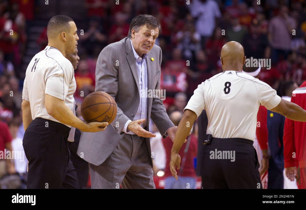 Houston Rockets head coach Kevin McHale argues with referee's Marc Davis (8) and Curtis Blair (74) after he thought guard James Harden (13) was fouled on a previous play against the New Orleans Pelicans during the second half of an NBA basketball game Sunday, April 12, 2015, in Houston. Houston won 121-114. (AP Photo/Bob Levey) Banque D'Images