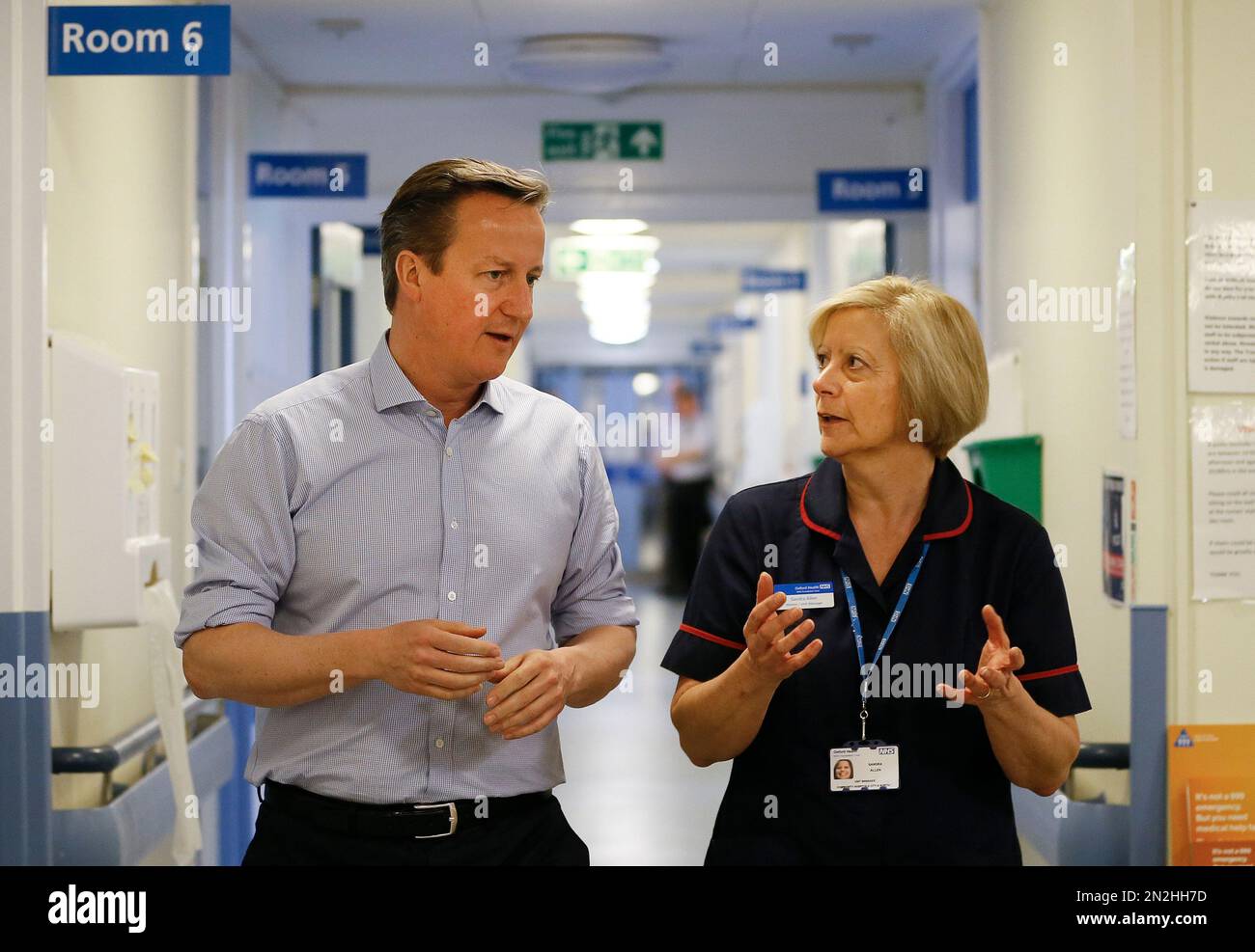 Britain's Prime Minister David Cameron speaks to matron Sandra Allen during a visit to Whitney Community Hospital in Whitney, England, Saturday, April 11, 2015. Britain goes to the polls in a General Election on May 7. (AP Photo/Kirsty Wigglesworth, pool) Banque D'Images