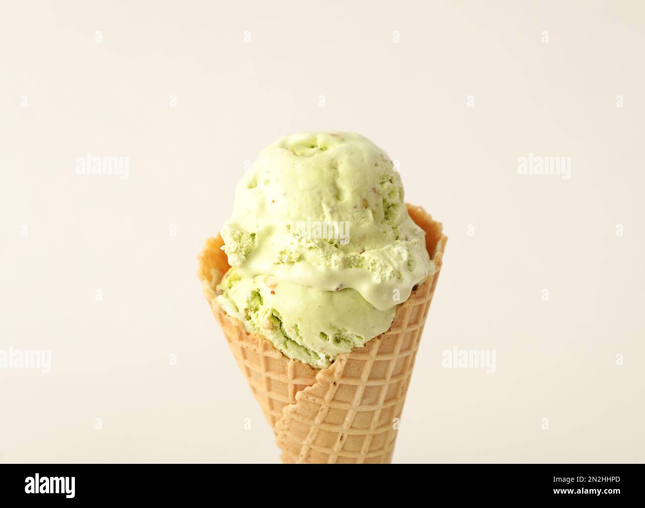 Glace délicieuse en gaufre sur fond blanc, gros plan Banque D'Images