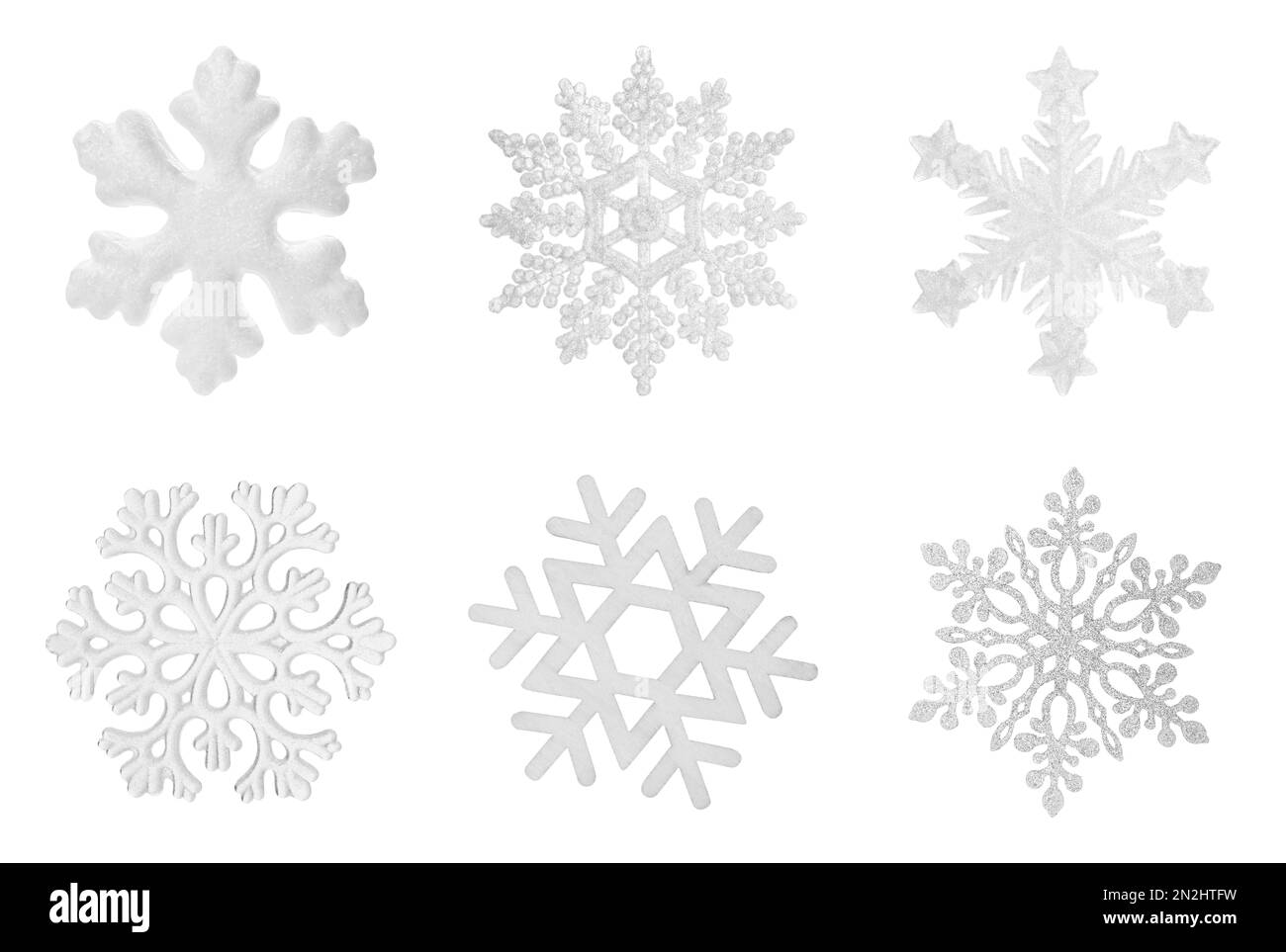 Ensemble de magnifiques flocons de neige décoratifs sur fond blanc Banque D'Images