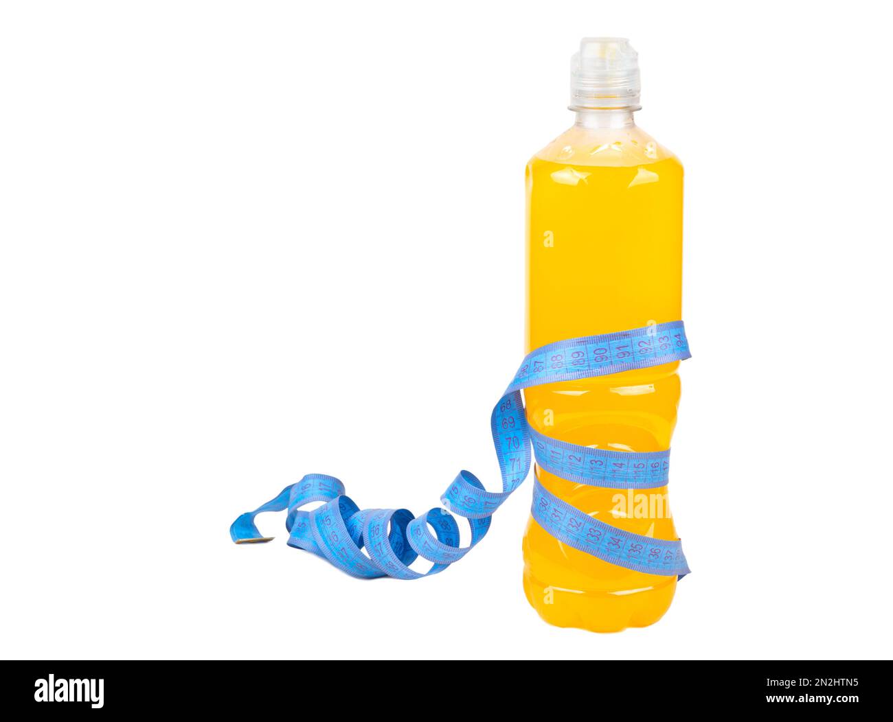 Bouteille en plastique avec boisson isotonique orange enveloppée d'un centimètre de mesure isolé sur fond blanc. Le concept de perte de poids et de fonctionnement. Banque D'Images