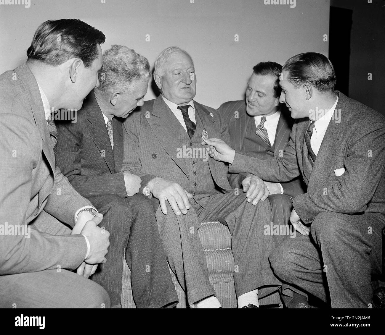 Honus Wagner, center, coach of the Pittsburgh Pirates, is congratulated following his taking the oath as deputy sheriff of Allegheny County, Penn., Jan. 17, 1942. From left: Julius Solters of the Chicago White Sox; Emil Loeffler, PGH golf pro; Wagner; George Susce of the Cleveland Indians, and Joe Beggs of the Cincinnati Reds. (AP Photo/Bill Allen) Banque D'Images