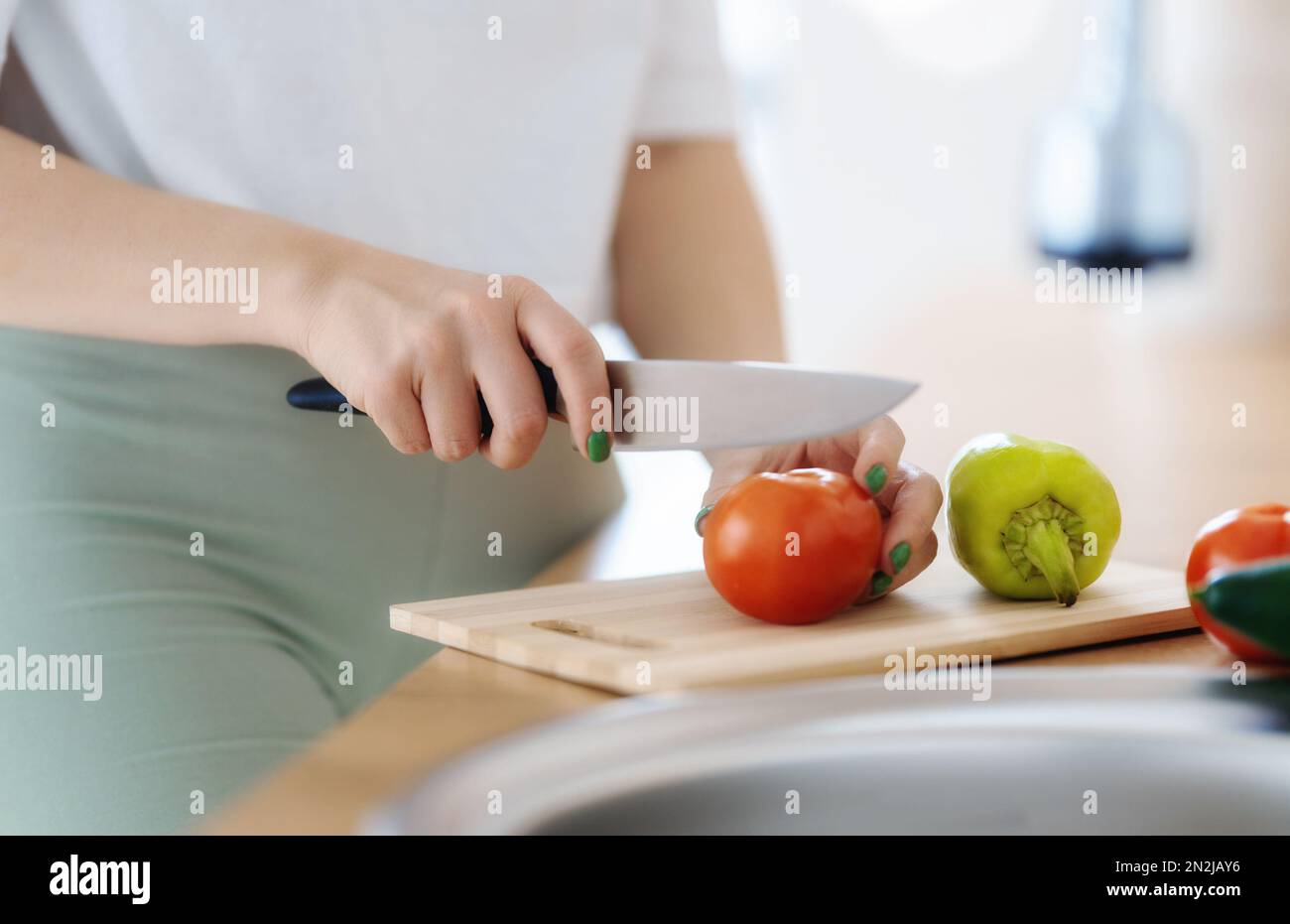 Une alimentation saine à la maison. La femme prépare le bon repas dans la cuisine. Banque D'Images