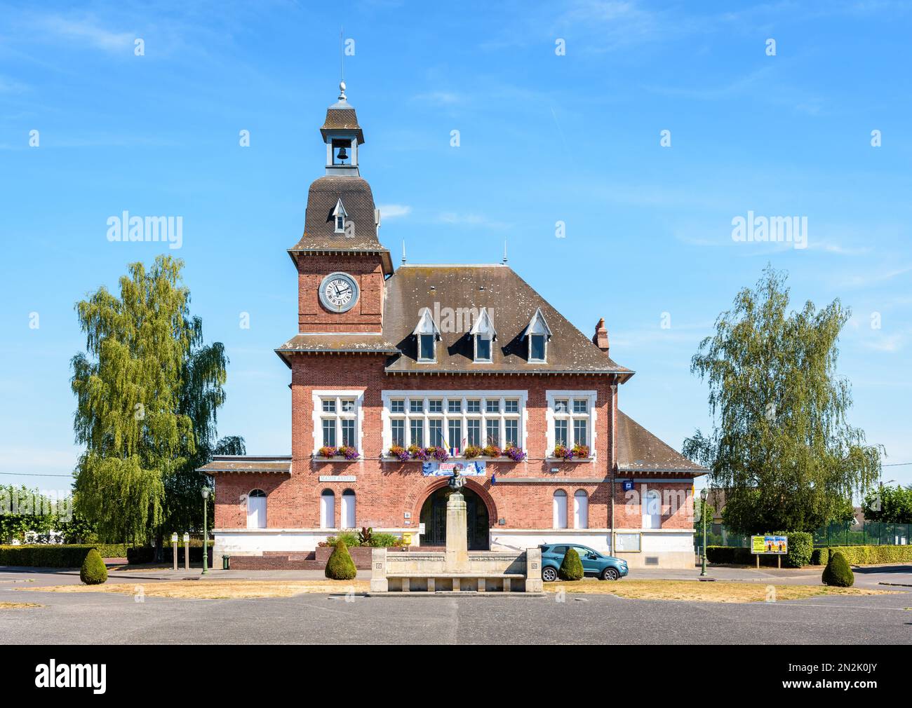 Hôtel de ville de Fargniers, France, sur la place Carnegie, d'après le nom de l'américain Andrew Carnegie dont la fondation a financé la construction en 1922. Banque D'Images