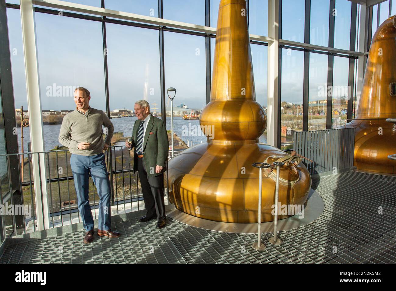 Tim Morrisonn et son fils Andrew Morrison à la distillerie Clydeside de Glasgow, en Écosse Banque D'Images