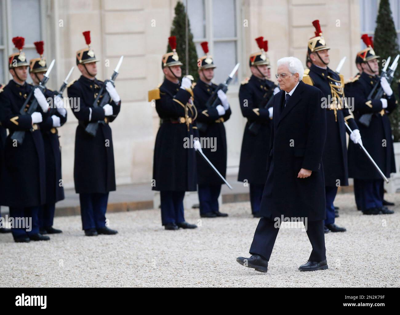 Italian President Sergio Mattarella, walks along the honor guard as he arrives at the Elysee Palace in Paris, France, Monday, March 30, 2015, to meet French President Francois Hollande. The two Presidents spoke about the crises confronting Europe today, from the Ukraine to Libya and Syria. (AP Photo/Michel Euler) Banque D'Images