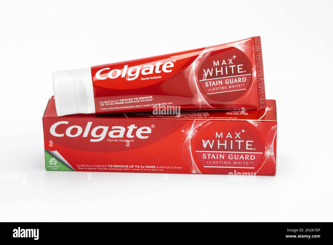 Une boîte et un tube de dentifrice Colgate Max White Banque D'Images