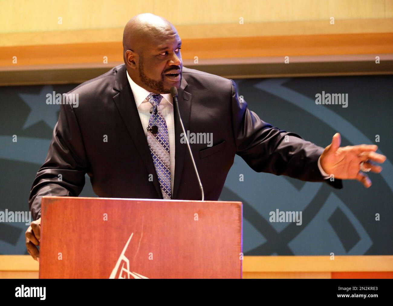 Former NBA player Shaquille O'Neal makes comments during a ceremony inducting him in the Magic Hall of Fame, Friday, March 27, 2015, in Orlando, Fla. Selected by Orlando with the first overall pick of the 1992 NBA Draft, O'Neal spent four seasons with the Magic from 1992-96. (AP Photo/John Raoux) Banque D'Images