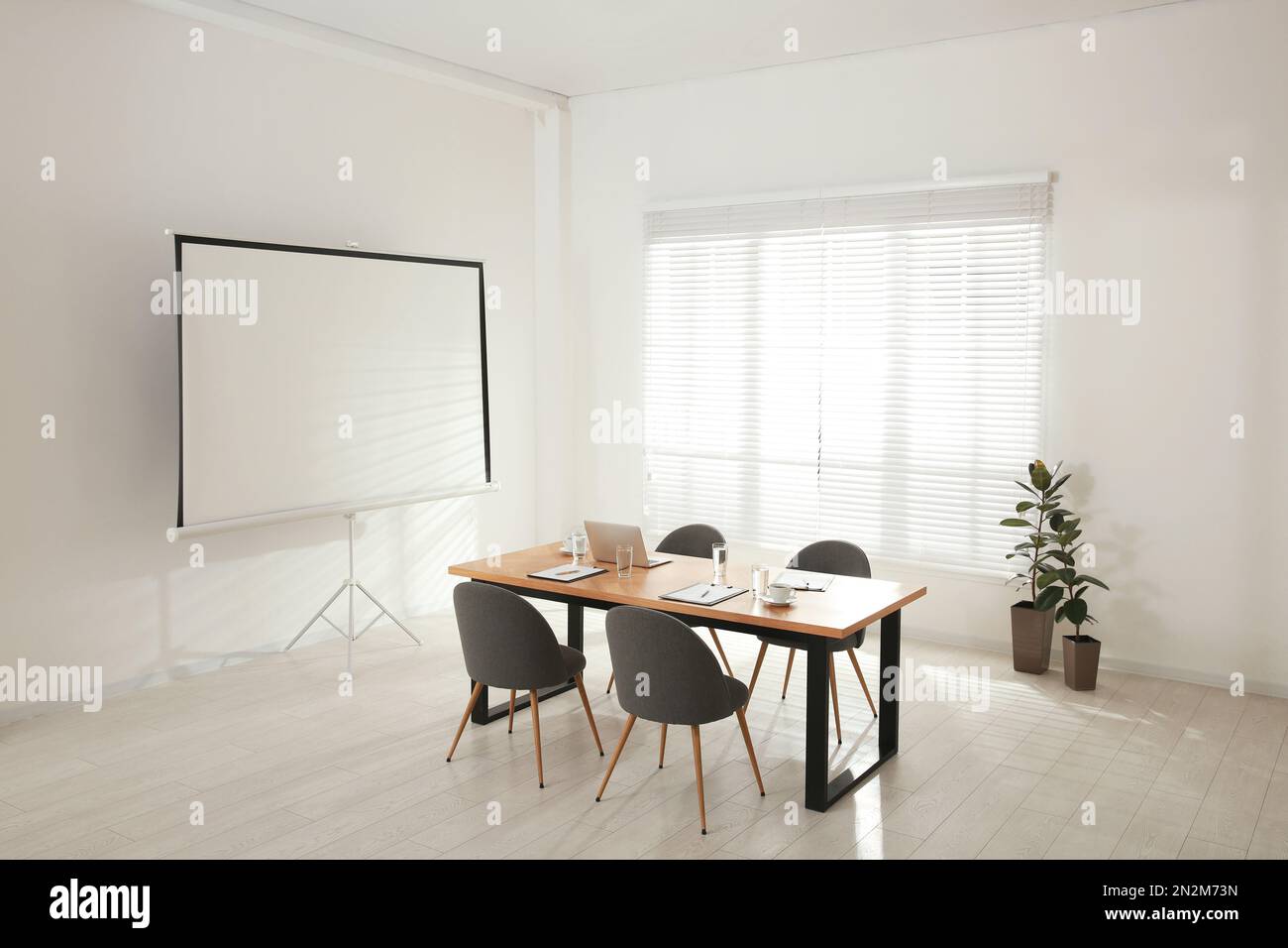 Salle de conférence avec table en bois et écran de projection vidéo Banque D'Images