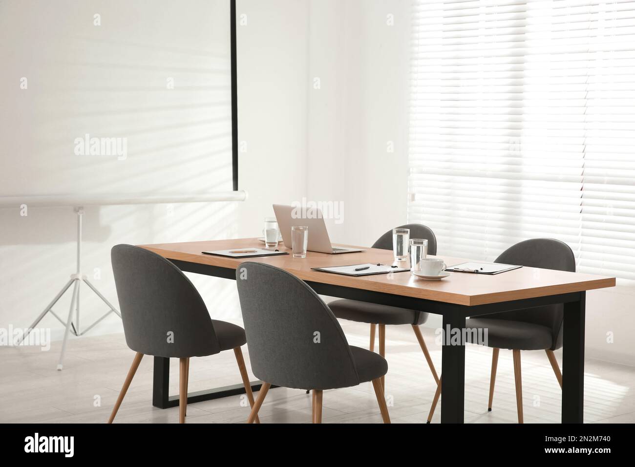 Salle de conférence avec table en bois et écran de projection vidéo Banque D'Images