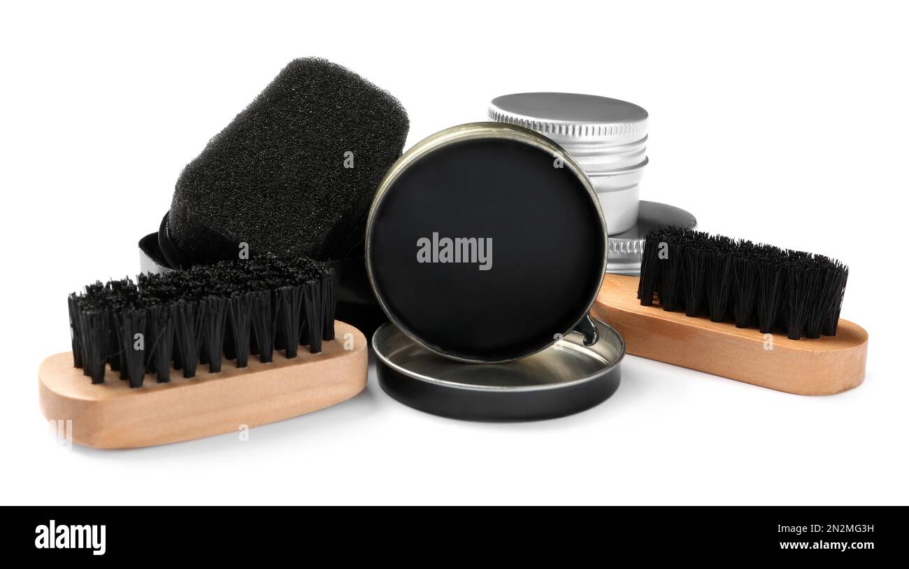 Composition avec accessoires d'entretien pour chaussures sur fond blanc Banque D'Images