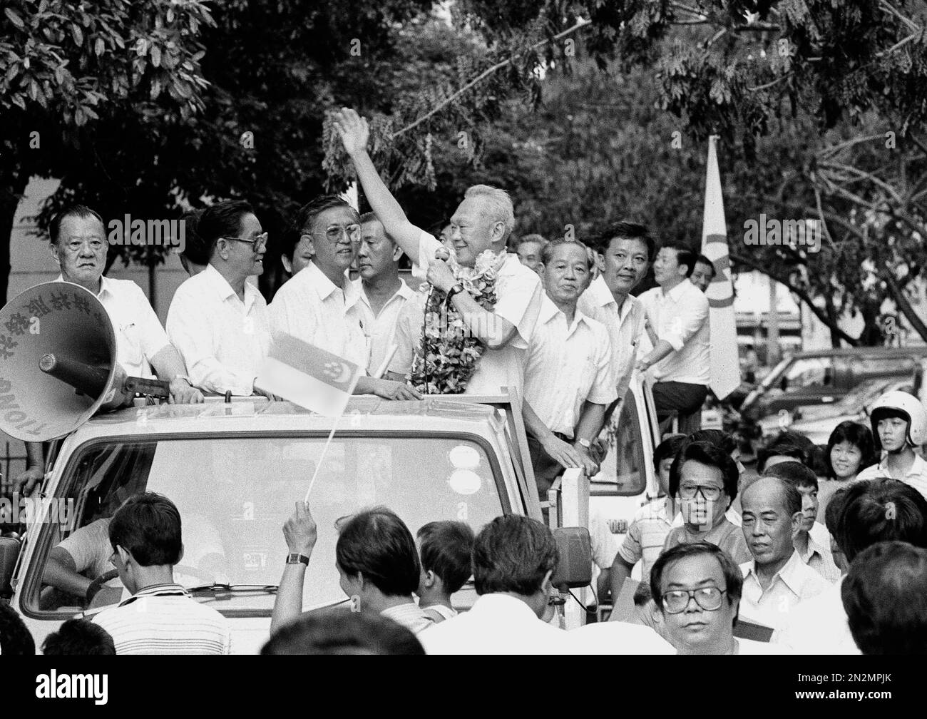 FILE - In this Sept. 11, 1988, file photo, Singapore's then Prime Minister Lee Kuan Yew waves, thanking voters who elected him as a member of Parliament for Tanjong Pagar Constituency in Singapore. Lee Kuan Yew, the founder of modern Singapore who helped transform the sleepy port into one of the world's richest nations, died Monday, March 23, 2015, the government said. He was 91. (AP Photo/Soon Tan Ah, File) Banque D'Images