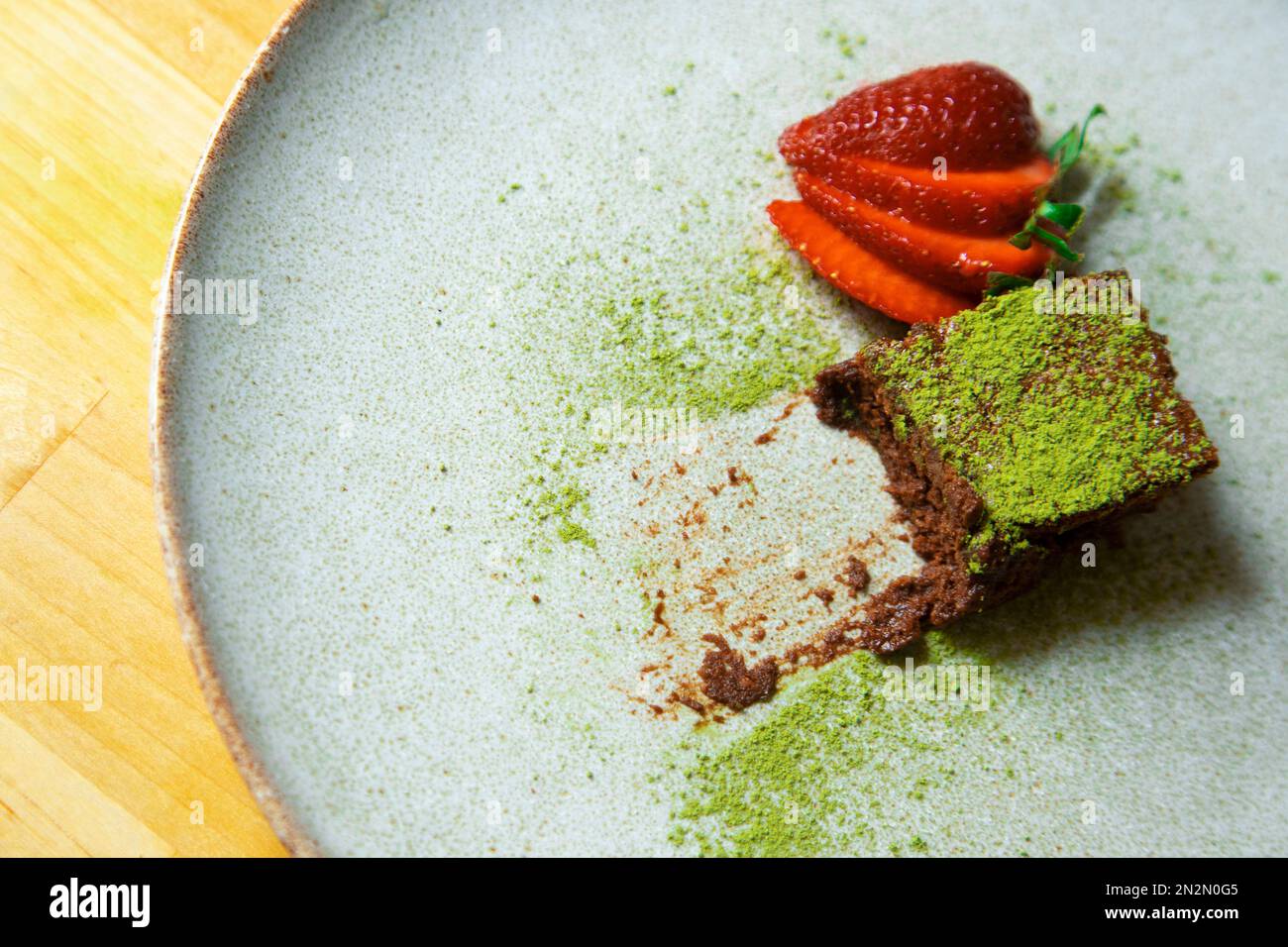 Moitié d'une portion de gâteau au chocolat doux Matcha Banque D'Images