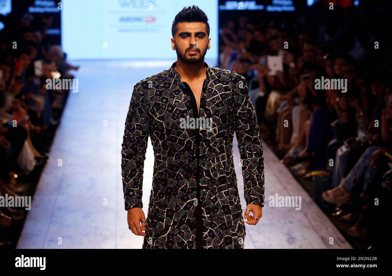 Bollywood actor Arjun Kapoor walks the ramp showcasing a Kunal Rawal creation during the Lakme Fashion Week Summer Resort 2015 in Mumbai, India, Saturday, March 21, 2015. (AP Photo/Rajanish Kakade) Banque D'Images