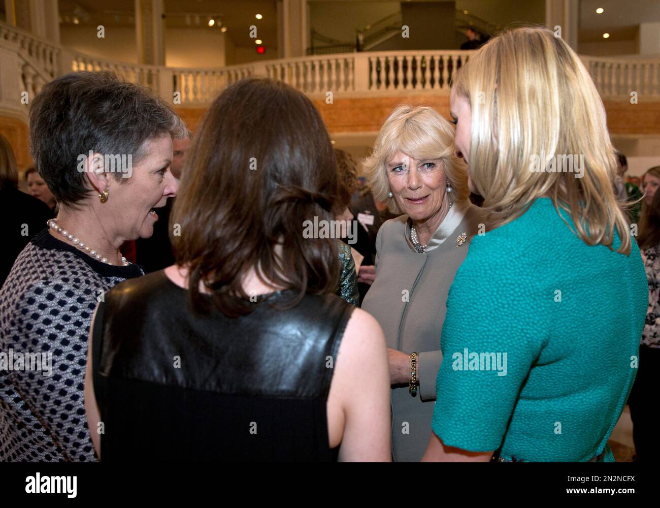 Camilla, the Duchess of Cornwall, mingles as she attends reception at the National Museum of Women in the Arts in Washington, Thursday, March 19, 2015, for the launch of WOW, Women of the World Festival, a global festival founded by London's Southbank Centre celebrating women and girls. (AP Photo/Carolyn Kaster) Banque D'Images