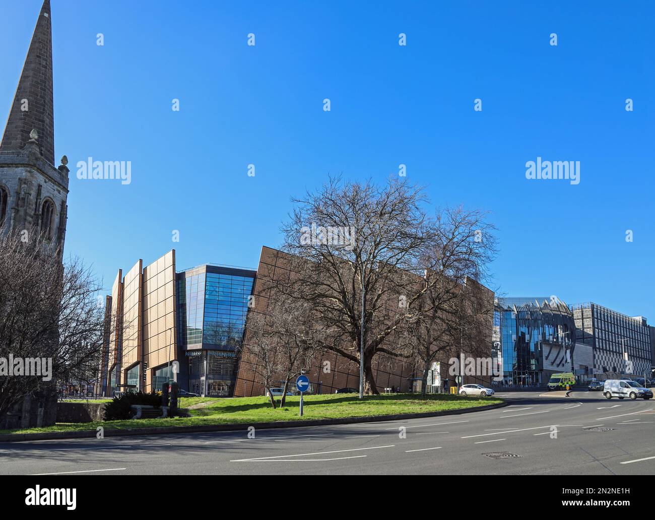 Vu de l'autre côté du rond-point Charles Cross à Plymouth, le centre commercial Drake Circus propose un mélange de styles architecturaux. A remporté la Carbuncle Cup pour le cr Banque D'Images