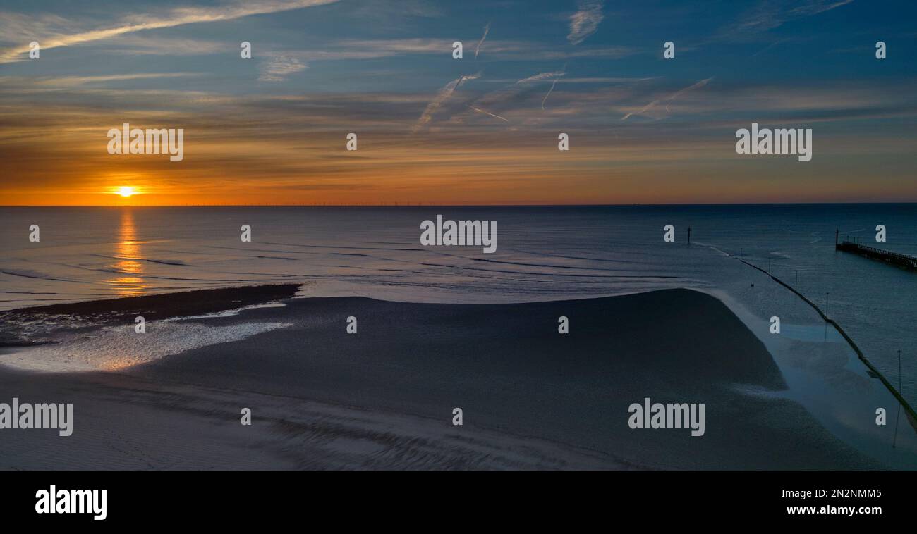vue aérienne du lever du soleil sur la plage de littlehampton, sur la côte ouest du sussex Banque D'Images