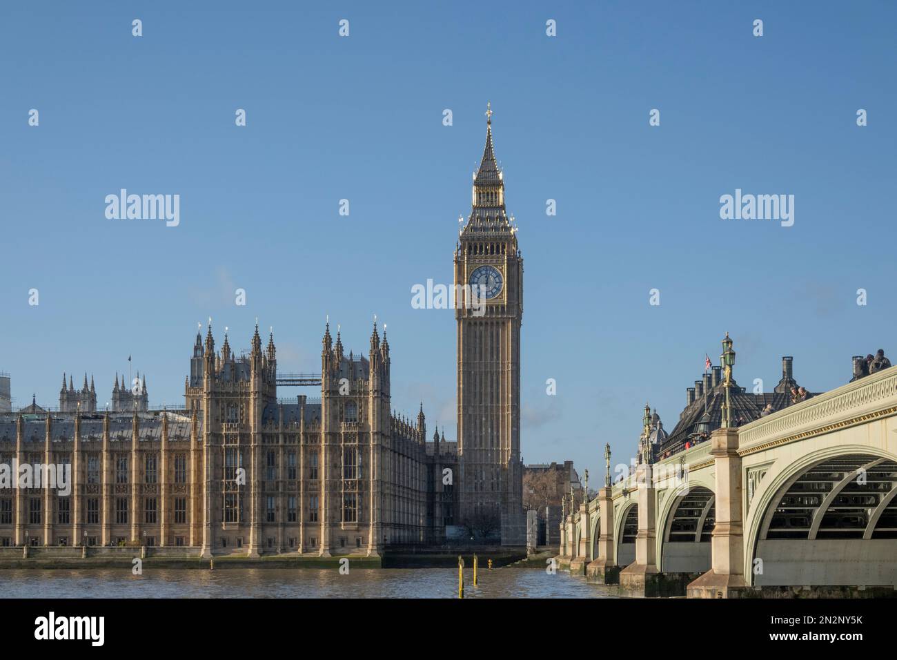 Big Ben (aussi appelé la tour Queen Elizabeth) sur les bâtiments du Parlement et le pont de Westminster, Westminster, Londres, Royaume-Uni Banque D'Images