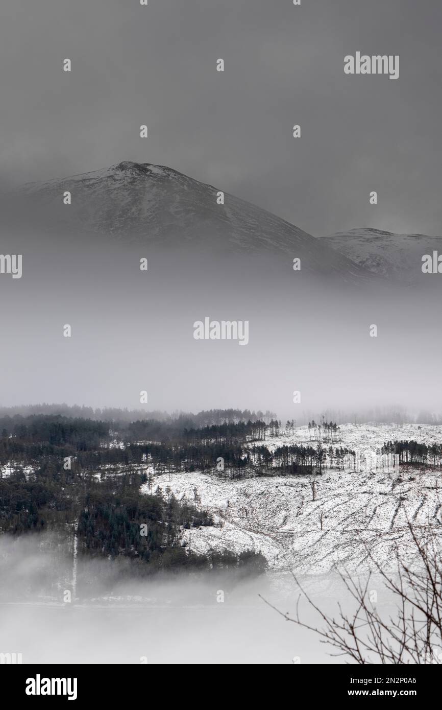 Royaume-Uni, Écosse. Paysage d'hiver dans les Highlands écossais, montagnes, collines et champs couverts de neige Banque D'Images