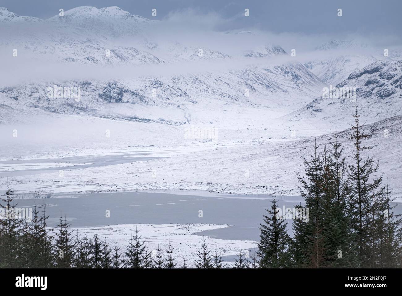 Royaume-Uni, Écosse, Highlands, vue surélevée sur le lac Loch Loyne, la montagne Gleouraich et les montagnes enneigées Banque D'Images