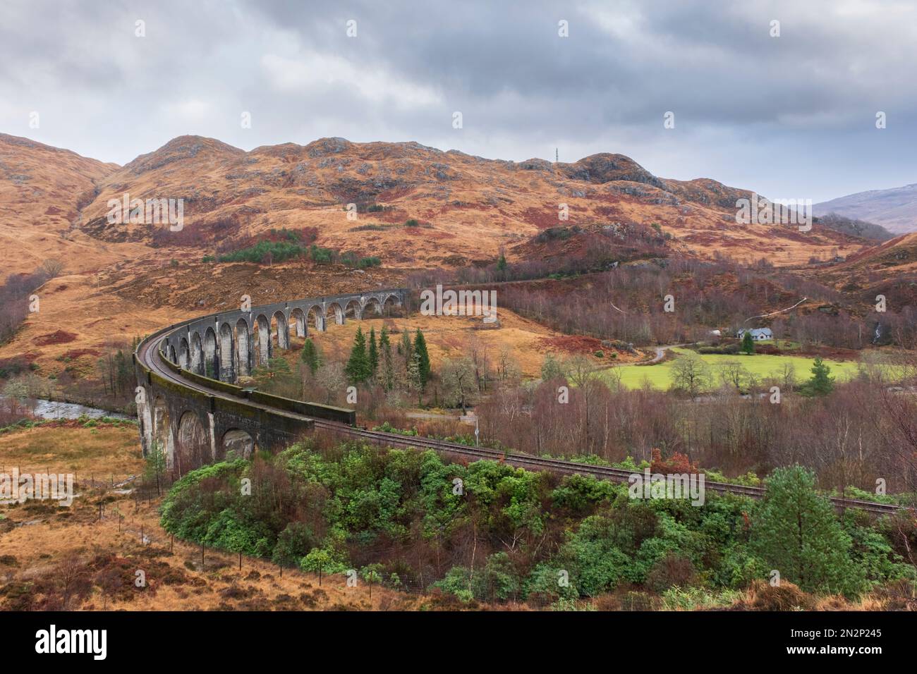 Ecosse, Inverness-shire, Glenfinnan. Le viaduc de Glenfinnan - un pont ferroviaire de 19th siècles sur la ligne West Highland dans les films de Harry Potter Banque D'Images