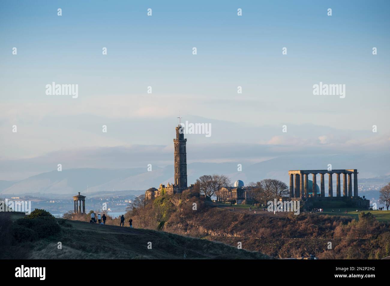 Écosse, Édimbourg, Calton Hill (Acropole d'Édimbourg), monument national néoclassique, monument Nelson, monument Dugald Stewart et Firth of Forth Banque D'Images