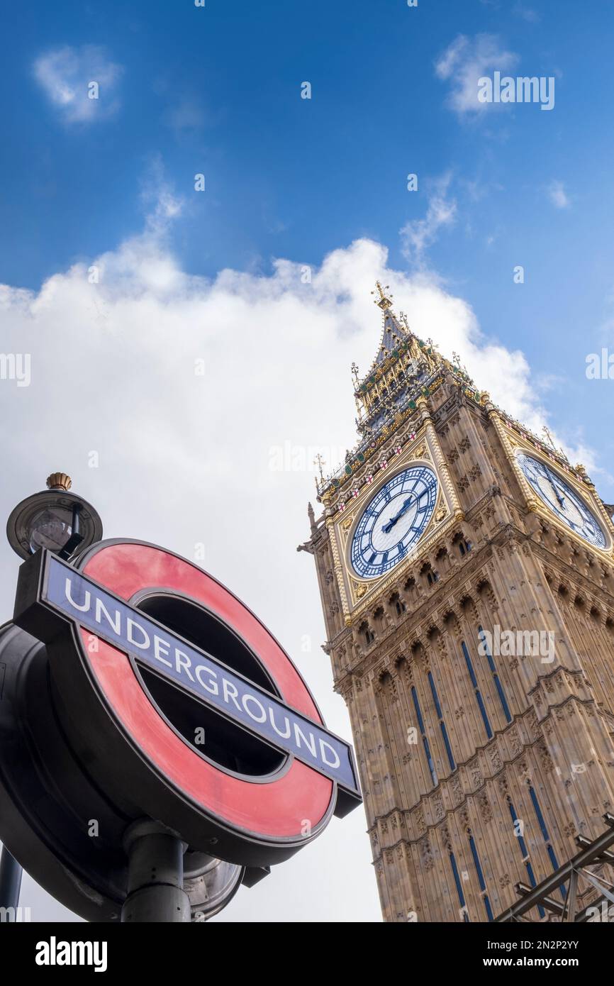 Londres, Westminster. La tour Big Ben au Parlement et le panneau du métro (métro/métro/métro) à la station Westminster. Transports en commun. Banque D'Images