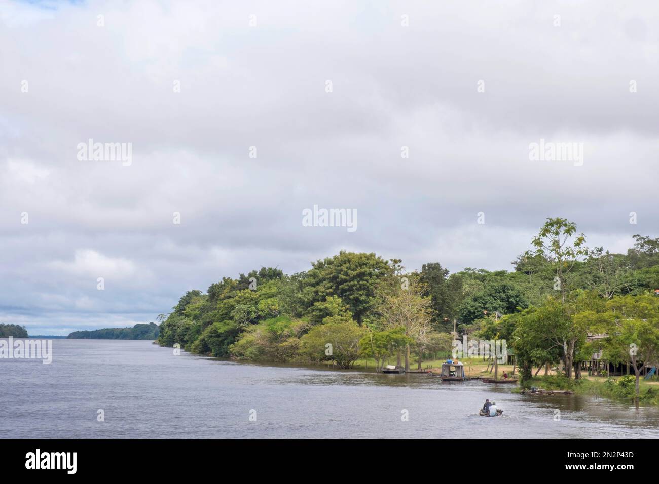 Les habitants arrivent en bateau dans une petite localité sur la partie inférieure de la rivière Demini, au Brésil, en Amazonie, dans le bassin du Rio Negro. Couloir écologique du centre de l'Amazonie Banque D'Images