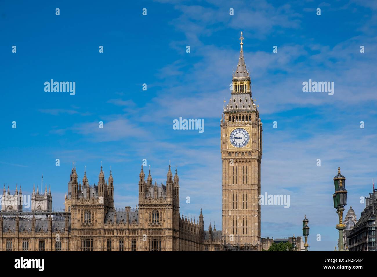 Chambres du Parlement (Palais de Westminster) et tour d'horloge de Big Ben. Rivière Thames. Parlement du 19th siècle par Charles Barry et Augustus Pugin. Banque D'Images