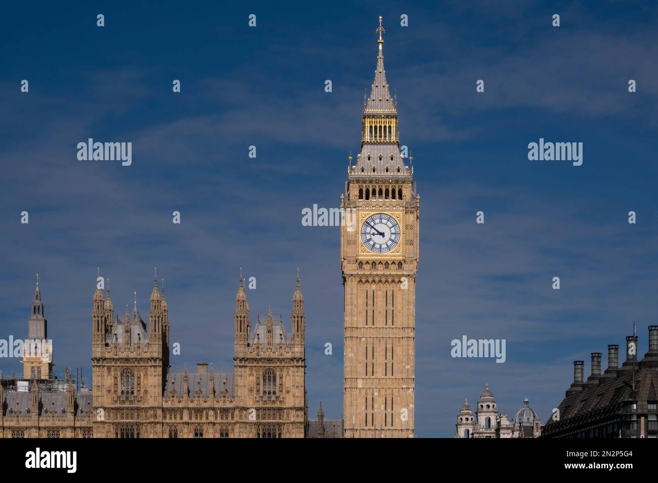 Chambres du Parlement (Palais de Westminster) et tour d'horloge de Big Ben. Rivière Thames. Parlement du 19th siècle par Charles Barry et Augustus Pugin. Banque D'Images