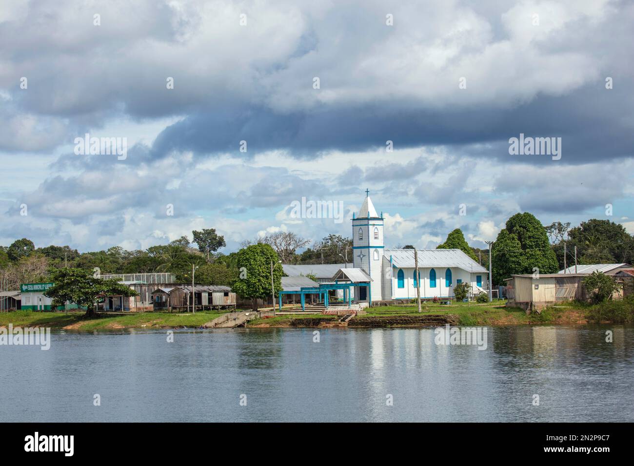Église catholique Santo Alberto à Carvoeiro - un village isolé sur le Rio Negro accessible uniquement par bateau, Barcelos, État Amazonas, Amazonie brésilienne Banque D'Images