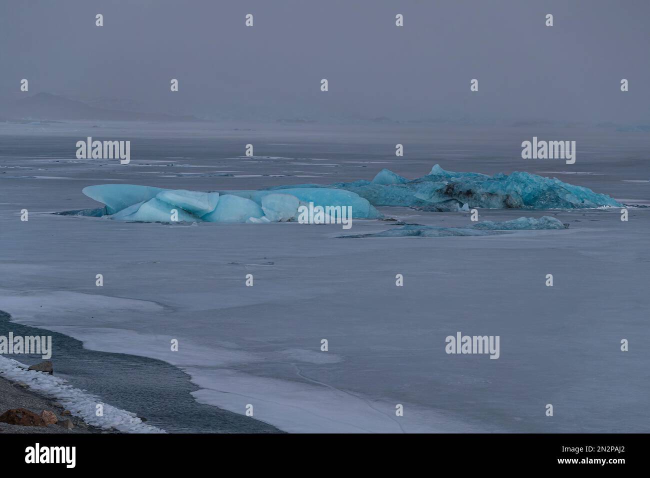 Iceberg sur la lagune de glace de Jokulsarlon en Islande Banque D'Images